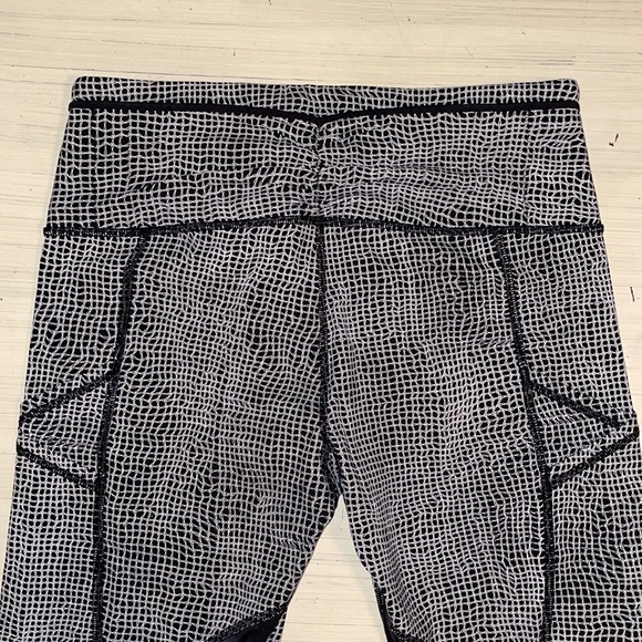 Lululemon Black/White Mesh Leggings - Picture 4 of 6